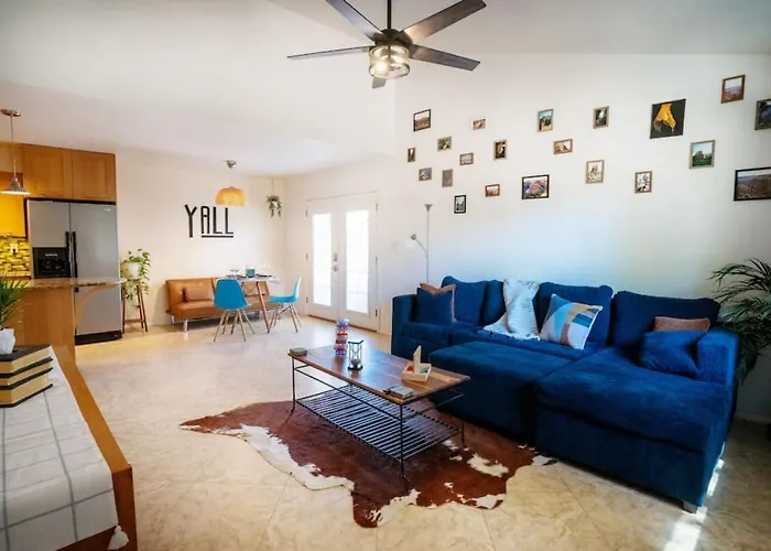 Holiday home Modern 2br In Location With Pool Access *